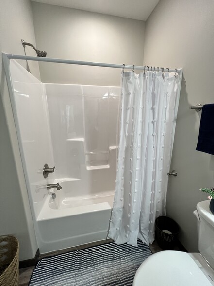 Oversized full bath with tub/shower - 300 Thumper Lodge Rd