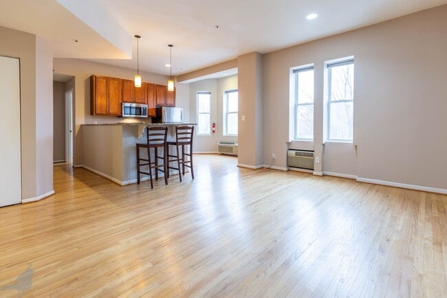 Building Photo - Spacious Two Bedroom Off 14th St. Corridor!