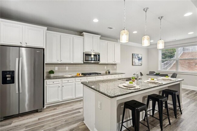 Building Photo - 5180 Mirror Lake Dr