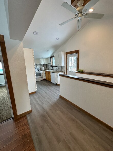 Building Photo - 705 Dakota St