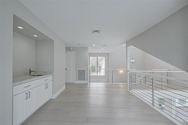 Building Photo - 915 Daria Dr