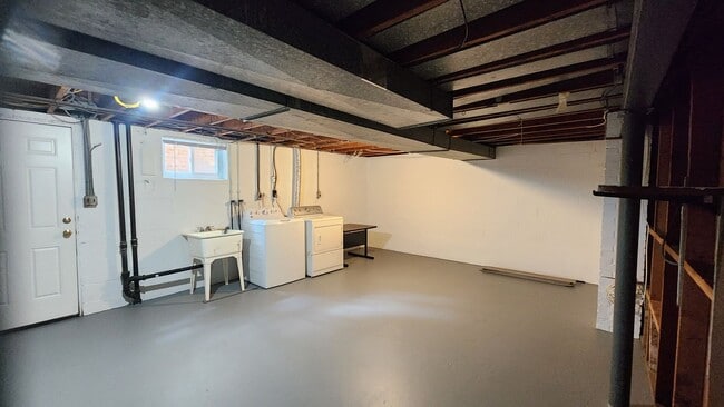 Building Photo - Arlington 3 Level Rowhouse