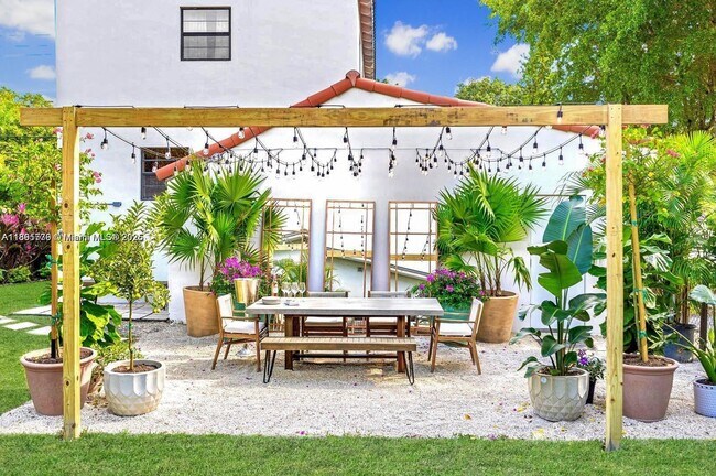 Building Photo - 991 NE 82nd St