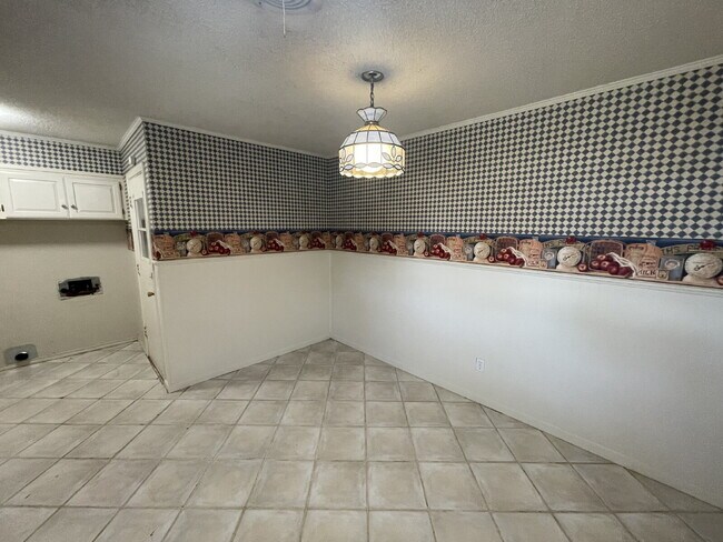 Building Photo - Home Located Minutes From Shopping Mall, R...