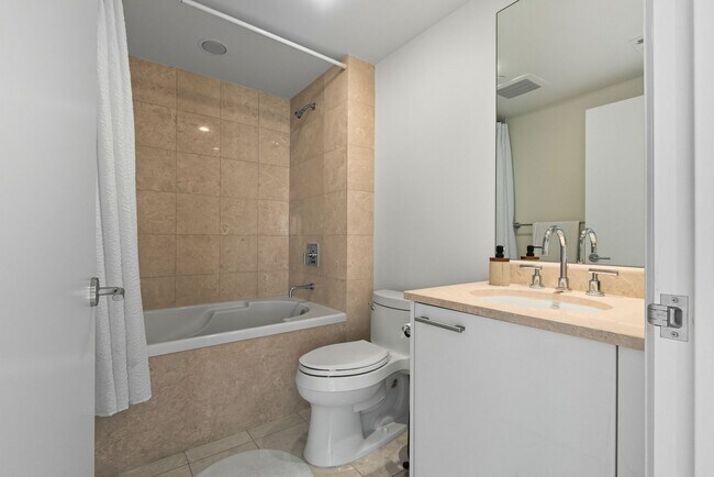 Building Photo - Turnberry Towers East 1507