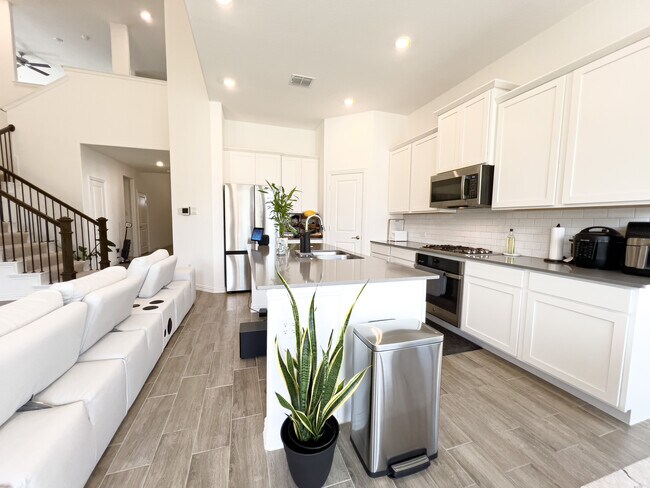 Building Photo - 2533 Olvera Ct