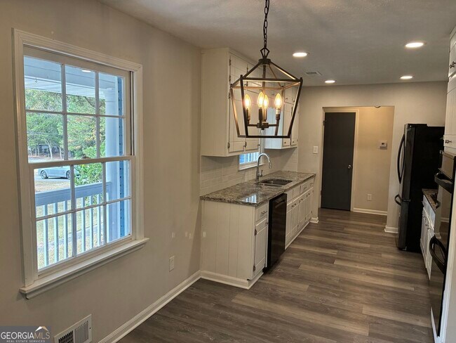 Building Photo - 6322 W Fayetteville Rd