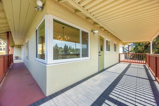 Building Photo - Stunning 2-Bed, 1-Bath Condo in the Heart ...