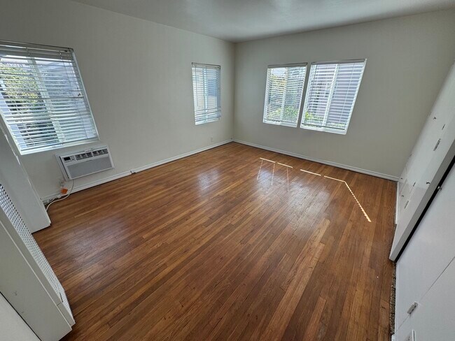 Building Photo - 9217 Alcott St