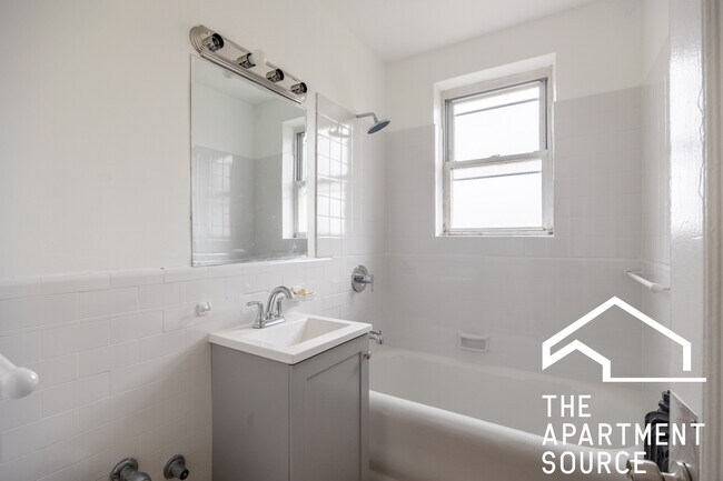 Building Photo - 6930 N Greenview Ave