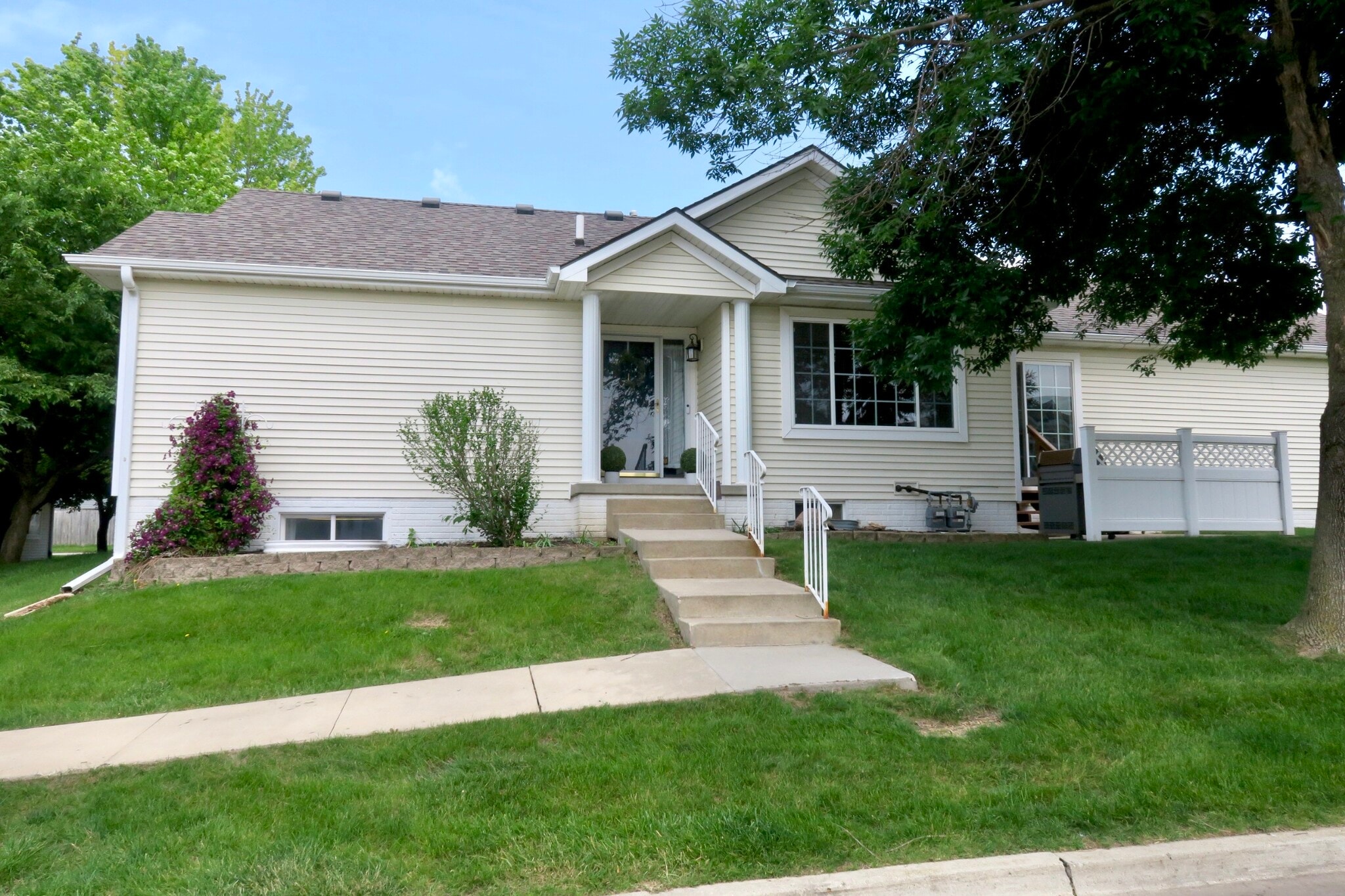 Building Photo - 9817 Suncrest Ln
