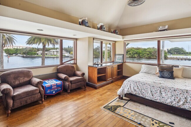 Building Photo - 3100 NE 46th St