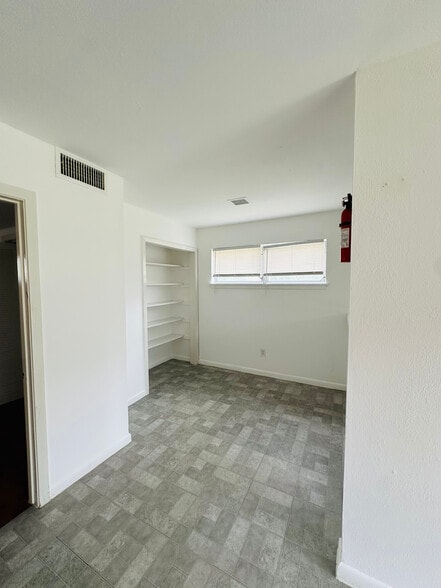 kitchen breakfast nook - 3834 Glen Arbor Dr