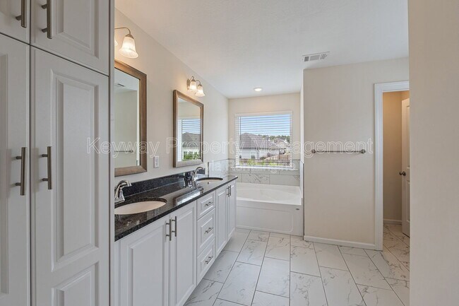 Building Photo - 585 Hampton Dr