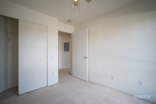 Building Photo - (2 bd/1.1 ba & 2 assigned parking second f...