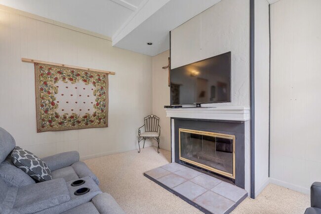 Building Photo - 631 Clover Ln