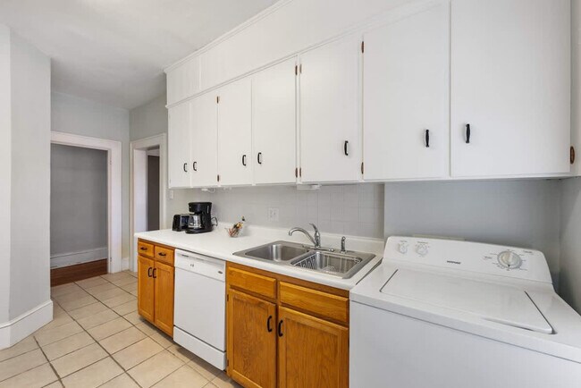 Building Photo - 536 Hawthorne Ln