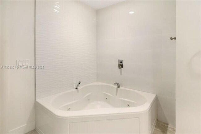 Building Photo - 14951 Royal Oaks Ln