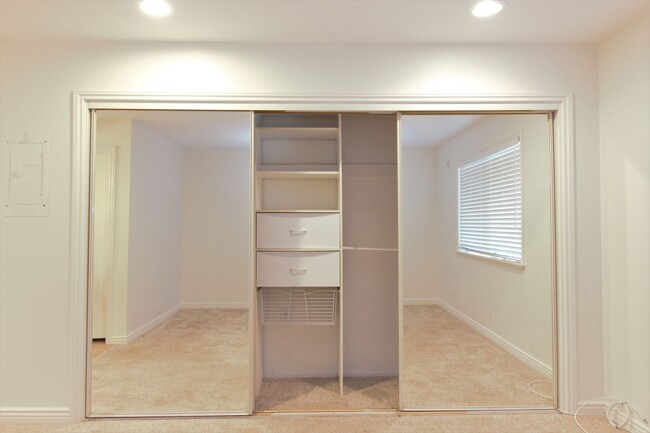 Building Photo - 1 Bedroom Condo For Lease in Fullerton