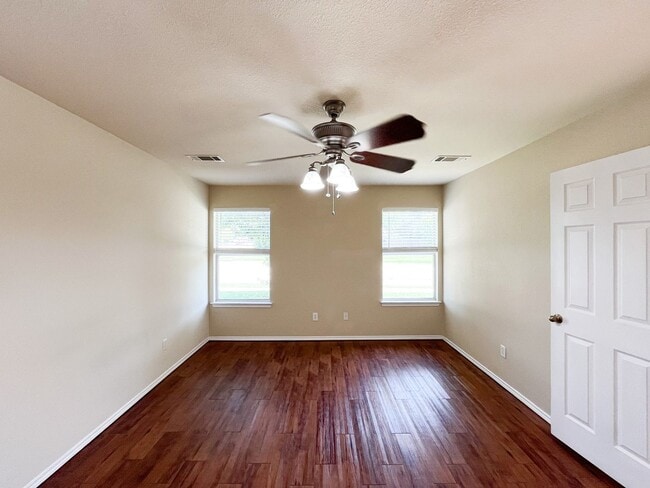 Building Photo - Available NOW!!!! Open floor plan features...
