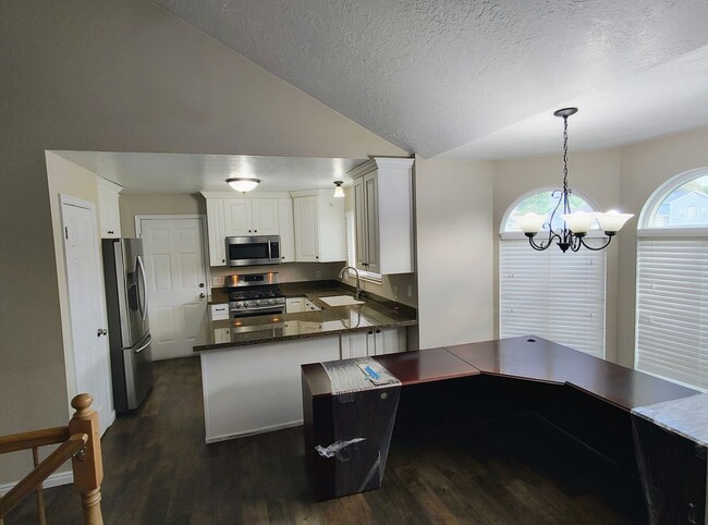 Building Photo - Great 4 Bd 3 Bath Home in Sandy