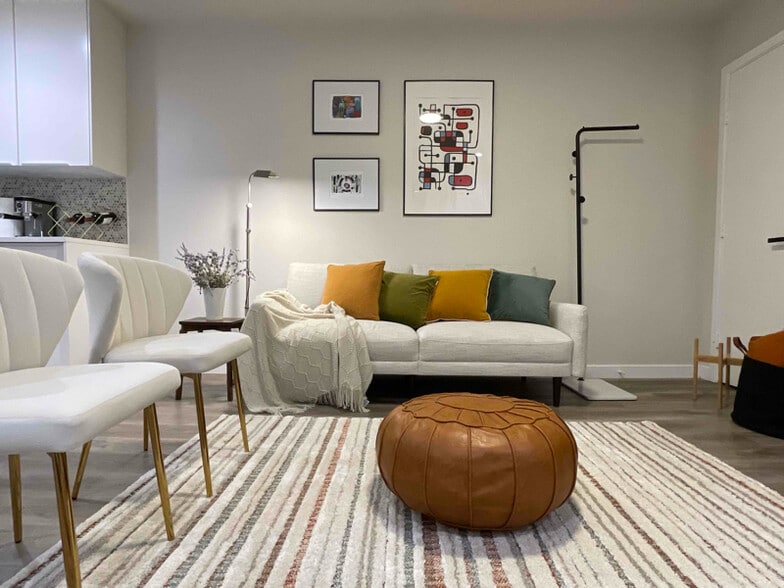 Building Photo - 605 E 7th St