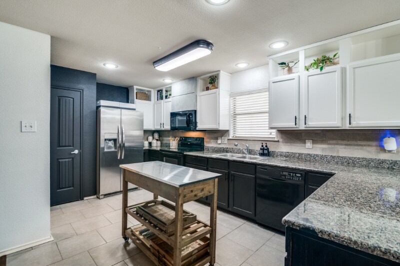 Building Photo - 2050 Lake Trail Dr
