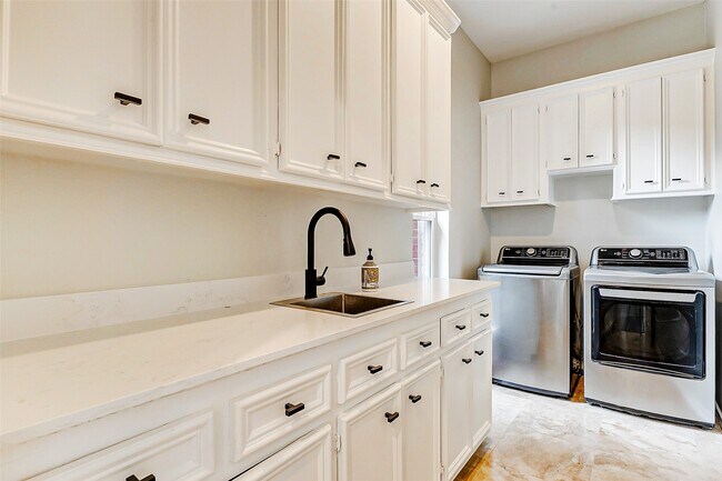 Building Photo - 5807 Mountain View Dr
