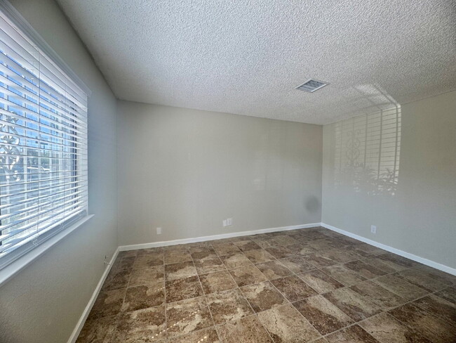 Building Photo - 2BR condo convenient location