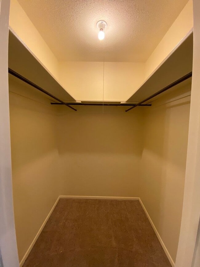 Building Photo - Cute 2 Bedroom/2 Bathroom Condo off Branson Ave.