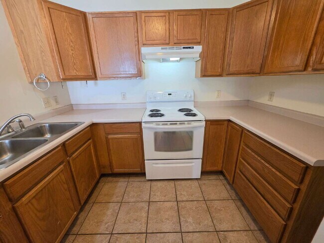 Building Photo - 2 bed 1 bath right off Water Street Available June 1st
