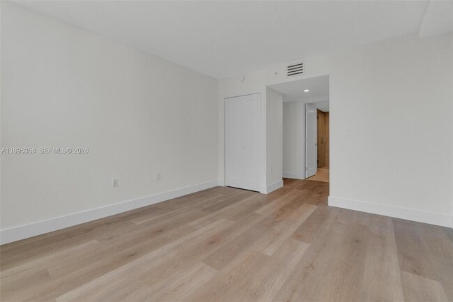 Building Photo - 1155 Brickell Bay Dr