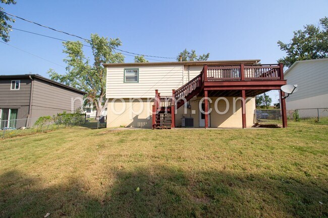 Building Photo - Spacious Omaha Home