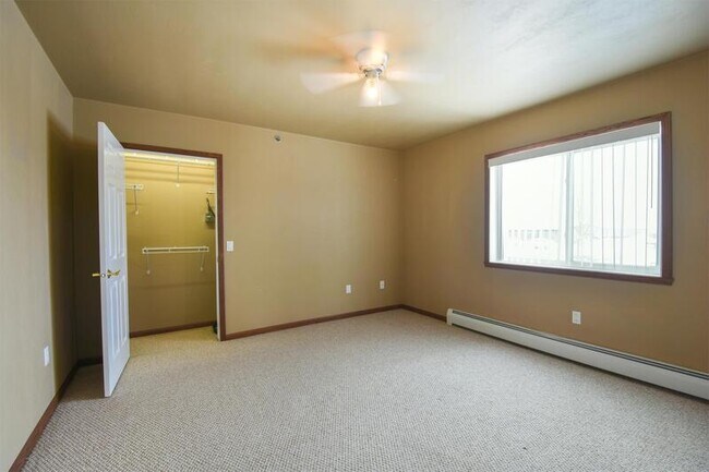 Building Photo - 830 E Elm Dr