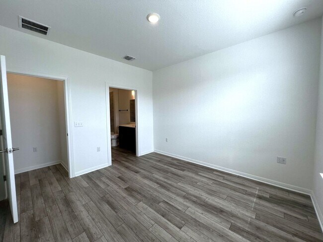 Building Photo - 106 Middle Crk Rd