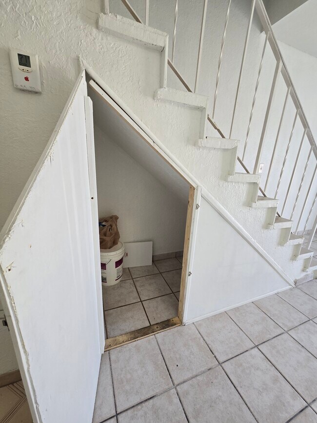 Building Photo - 1305 W 53rd St