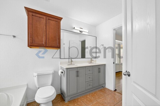 Building Photo - 916 Reveille Rd