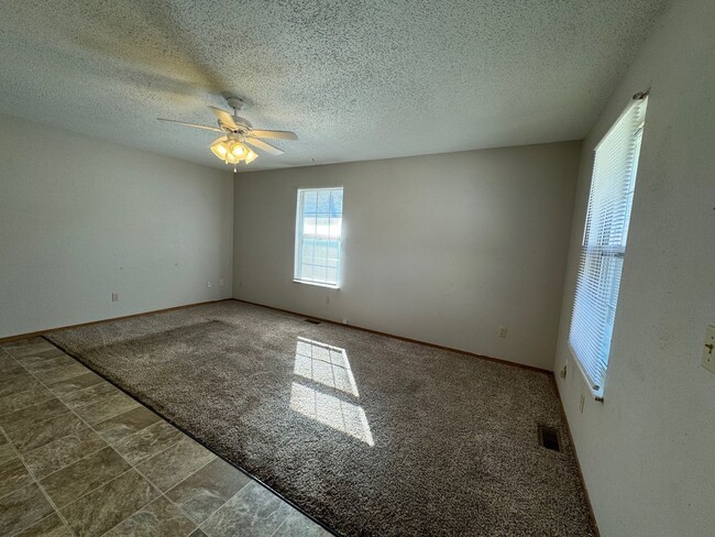 Building Photo - 2 Bed | 1 Bath | 1 Car Garage! 900 sqft ho...