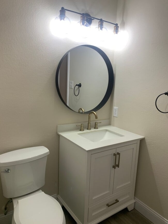 Building Photo - Charming 3BD/2BA with fireplace