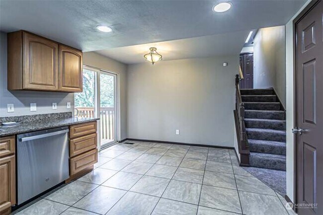 Building Photo - Immaculate & HUGE 5-Bedroom Home in Desira...