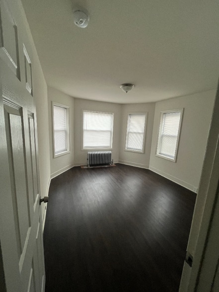 Building Photo - 114 Monmouth St