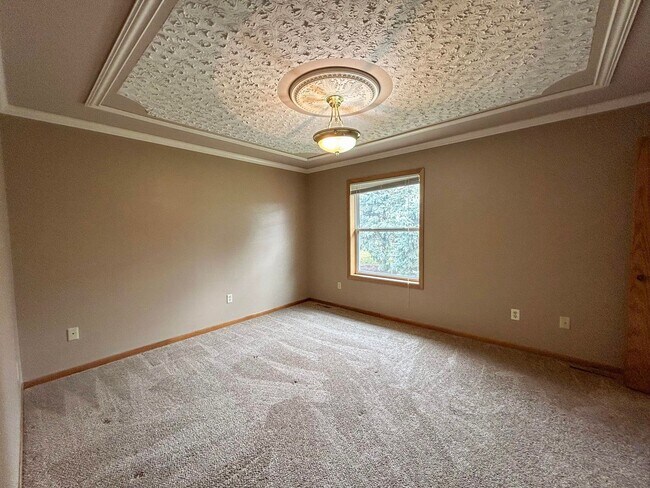 Building Photo - Move-In Ready 4 bed 2 bath off of West Circle Drive Available NOW!