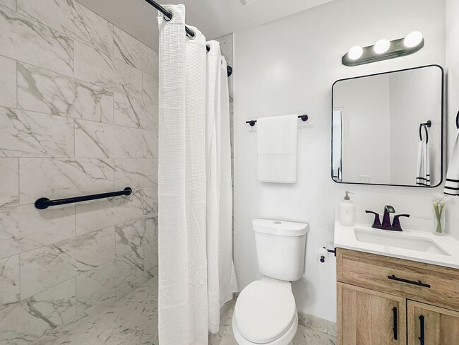 Building Photo - Modern 1 Bed / 1 Bath in a Gorgeous Neighb...