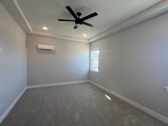 Building Photo - 4910 Wagon Wheel Dr E