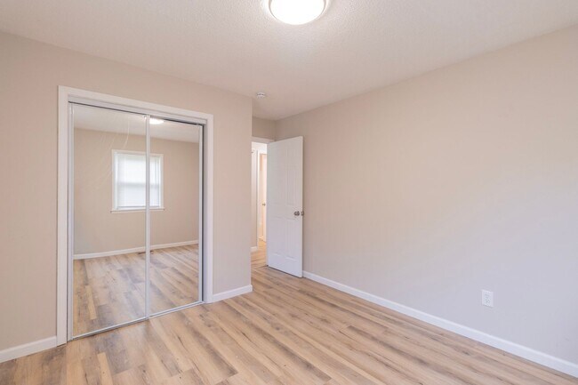 Building Photo - 3711 Weymeyer Dr