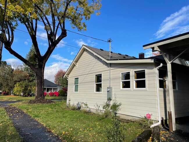 Side - 1200 E 6th St