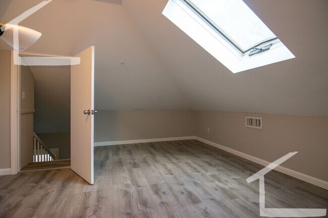 Building Photo - 9/1 Large two-level 5BR/2BA near MBTA, BU & more