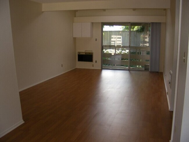 Building Photo - 23732 Hillhurst Dr