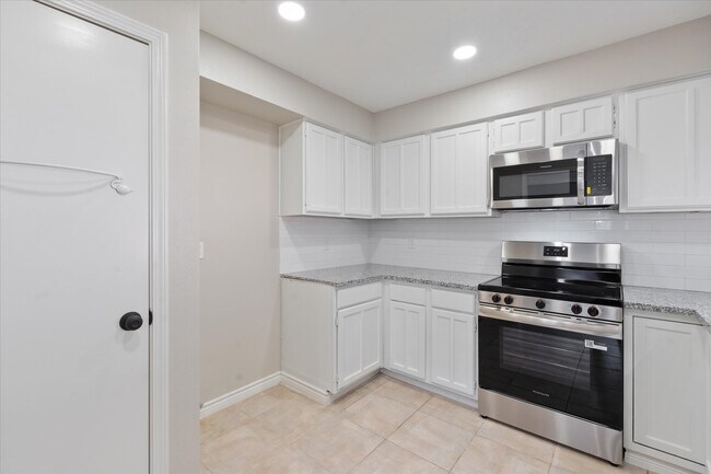 Building Photo - 16106 New Field Dr