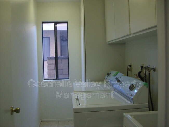 Building Photo - 36532 Vía Abeja